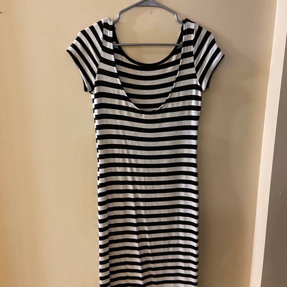 Black & white striped short sleeved dress size medium - Picture 5 of 6